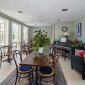 High Dining for breakfast:Le Petit Hotel, Sumner High Dining for breakfast:Le Petit Hotel, Sumner